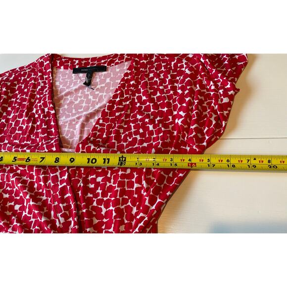 BCBGMaxAzria Faux Wrap Dress NWOT Abstract Red White V-Neck Stretch Sz S Career - Picture 7 of 8
